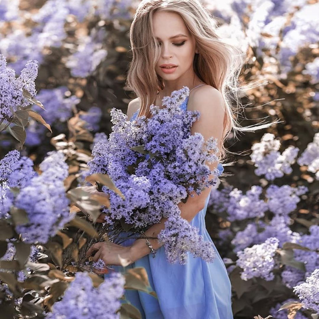 Фото С Цветами На Улице Девушки